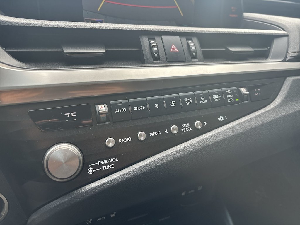 Thumbnail: 2021 Lexus ES - 24