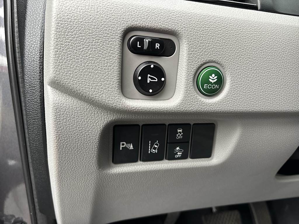 Thumbnail: 2017 Honda Pilot - 16