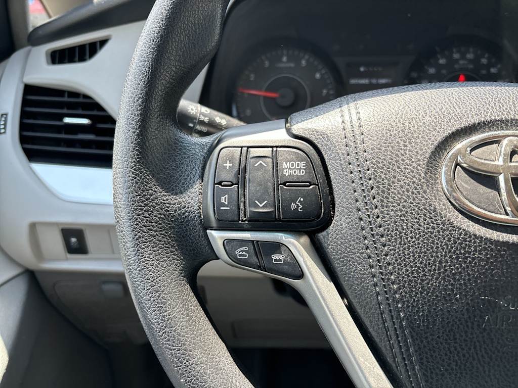 Thumbnail: 2017 Toyota Sienna - 12