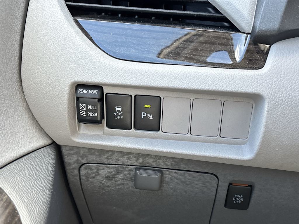 Thumbnail: 2020 Toyota Sienna - 11
