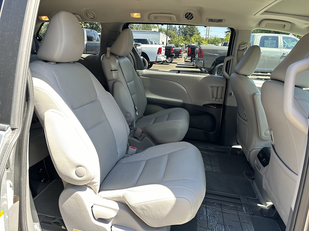Thumbnail: 2020 Toyota Sienna - 7