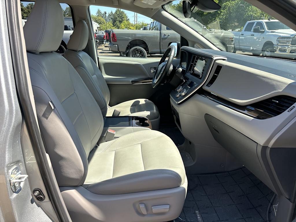 Thumbnail: 2020 Toyota Sienna - 5