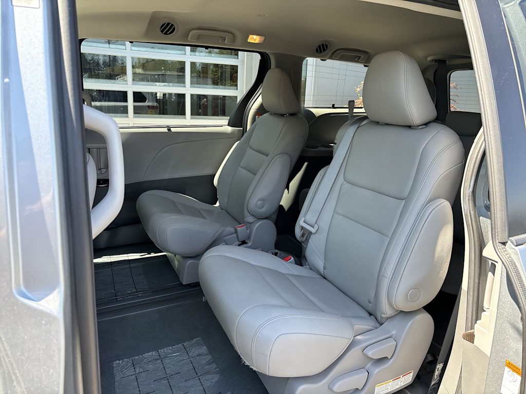 Thumbnail: 2020 Toyota Sienna - 10