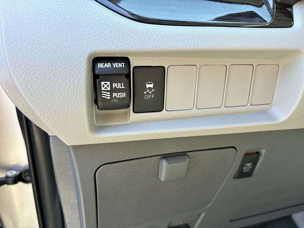 Thumbnail: 2020 Toyota Sienna - 12