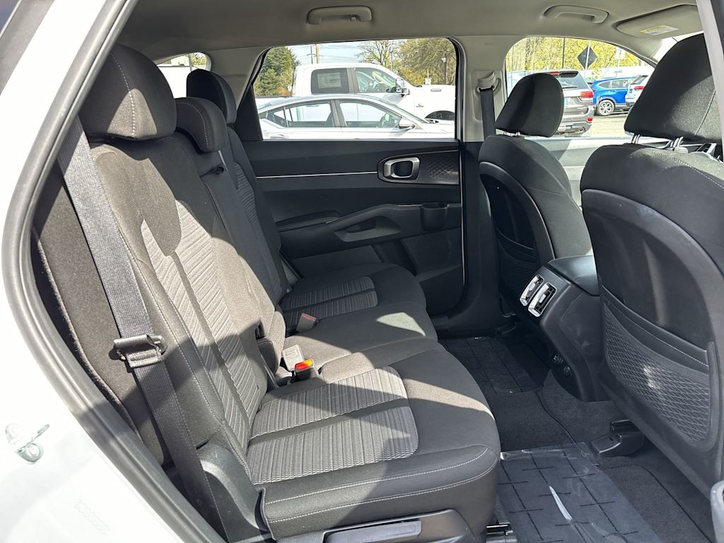 2023 Kia Sorento LX 8