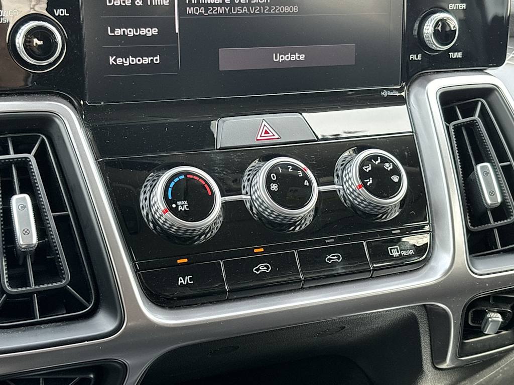2023 Kia Sorento LX 23