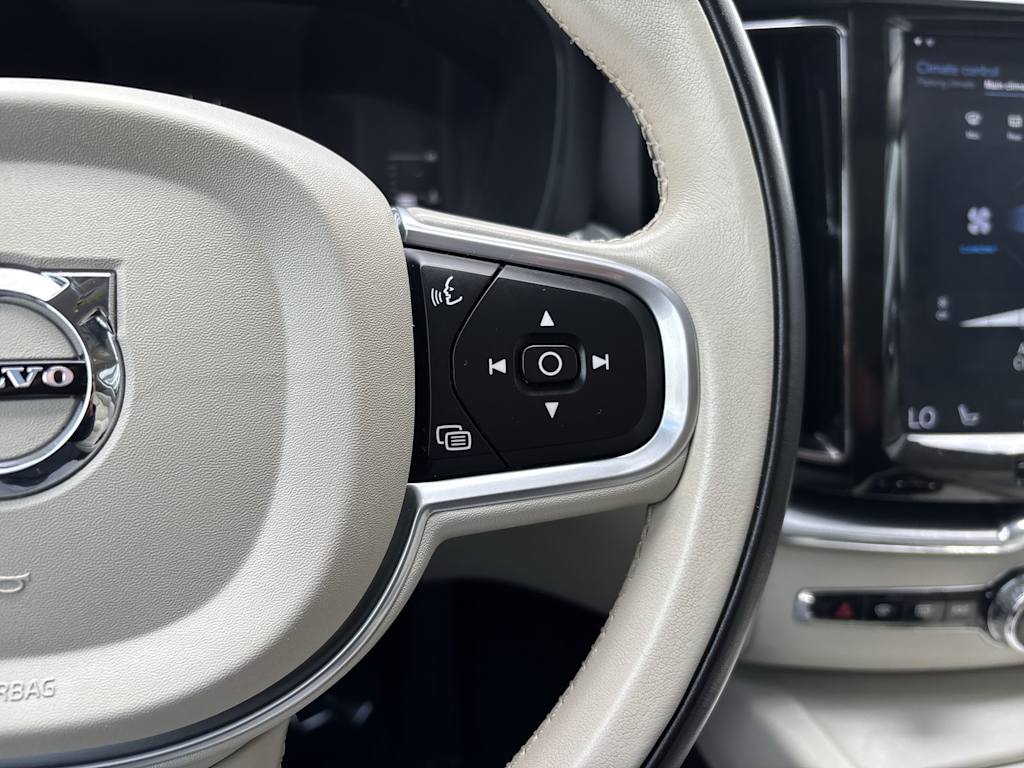 Thumbnail: 2018 Volvo XC60 - 16