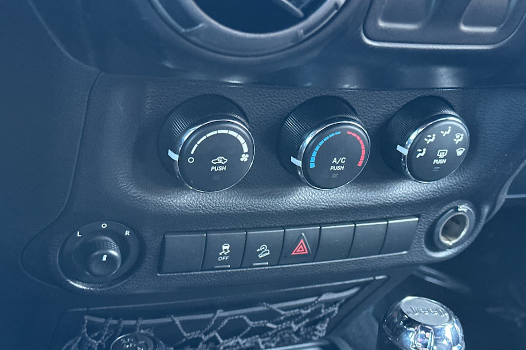 Thumbnail: 2017 Jeep Wrangler - 23