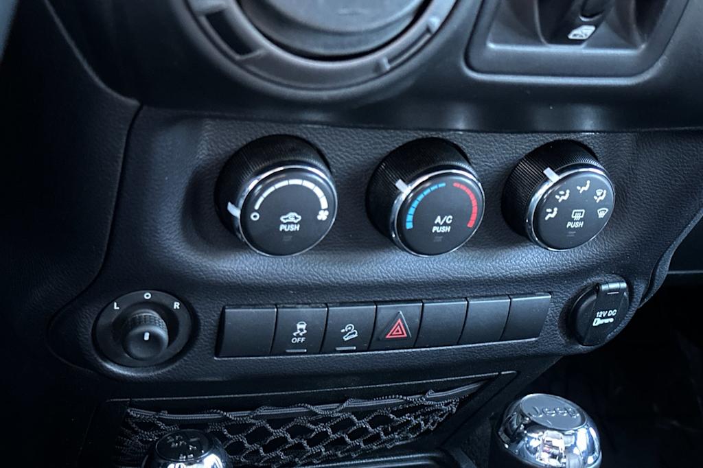 Thumbnail: 2016 Jeep Wrangler - 23