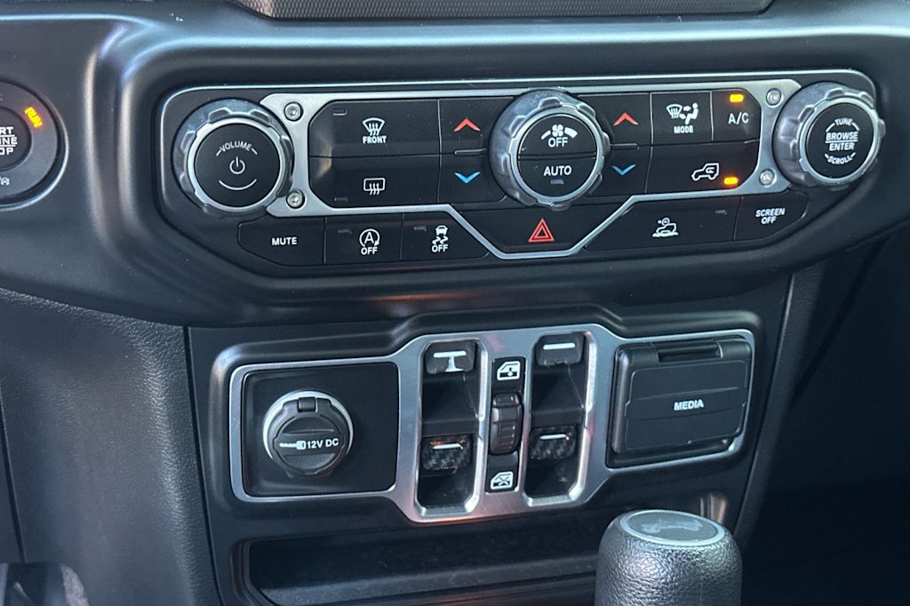 Thumbnail: 2021 Jeep Wrangler - 24
