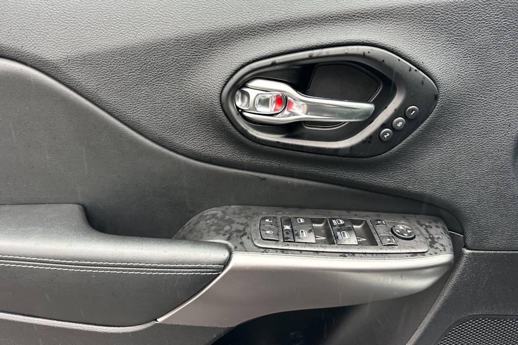 Thumbnail: 2021 Jeep Cherokee - 21