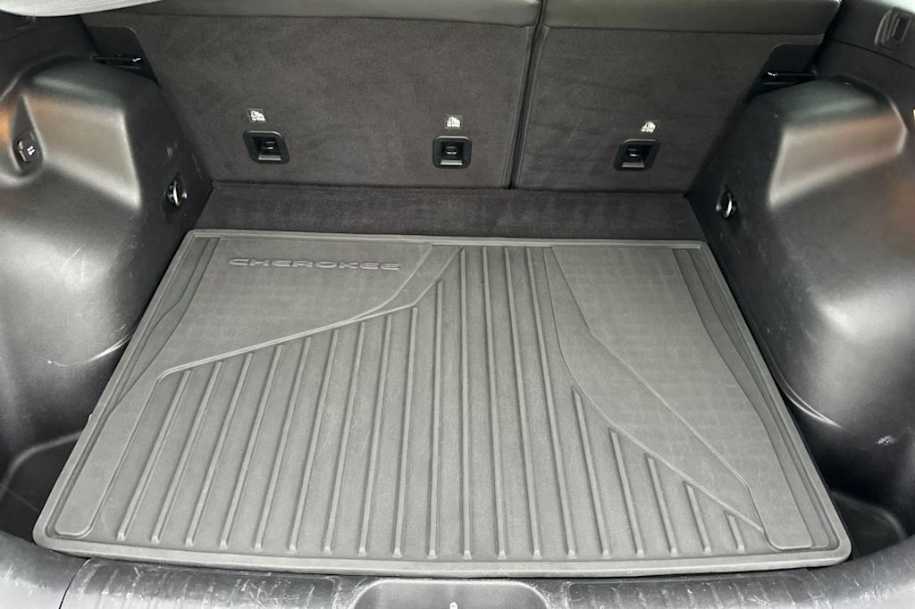 Thumbnail: 2021 Jeep Cherokee - 15