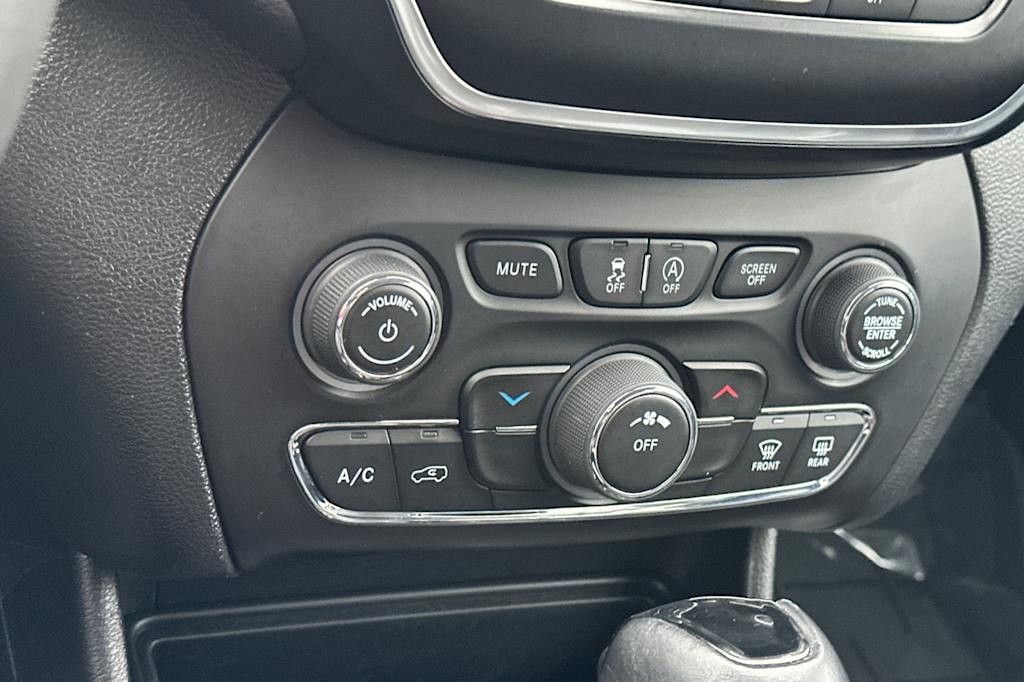 Thumbnail: 2021 Jeep Cherokee - 24