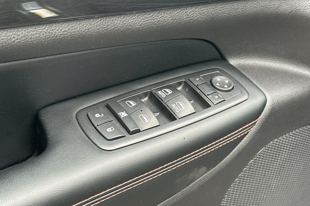 Thumbnail: 2016 Jeep Grand Cherokee - 21