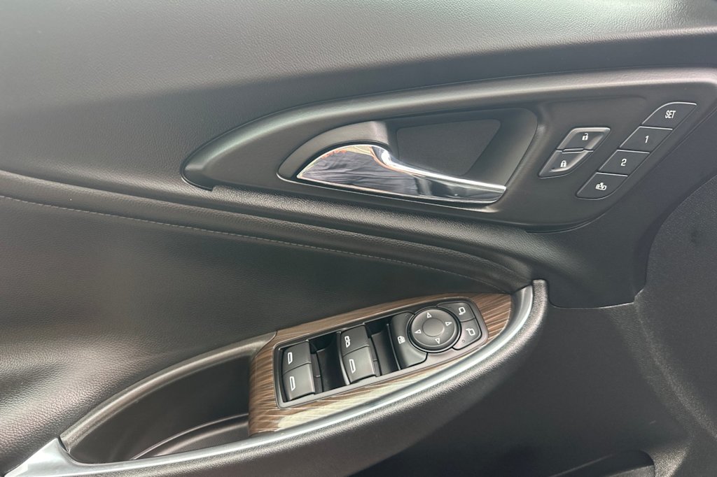 Thumbnail: 2017 Chevrolet Malibu - 19
