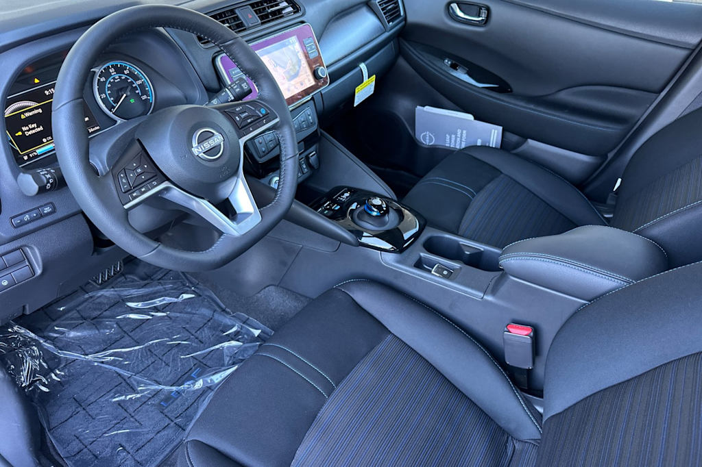Thumbnail: 2025 Nissan Leaf - 10