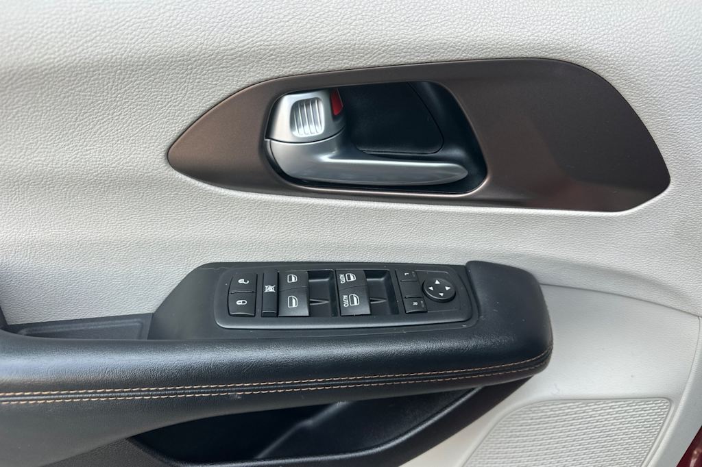Thumbnail: 2017 Chrysler Pacifica - 20