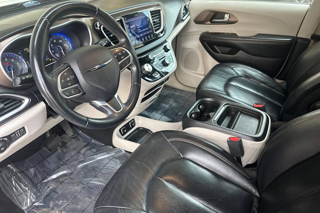 Thumbnail: 2017 Chrysler Pacifica - 9