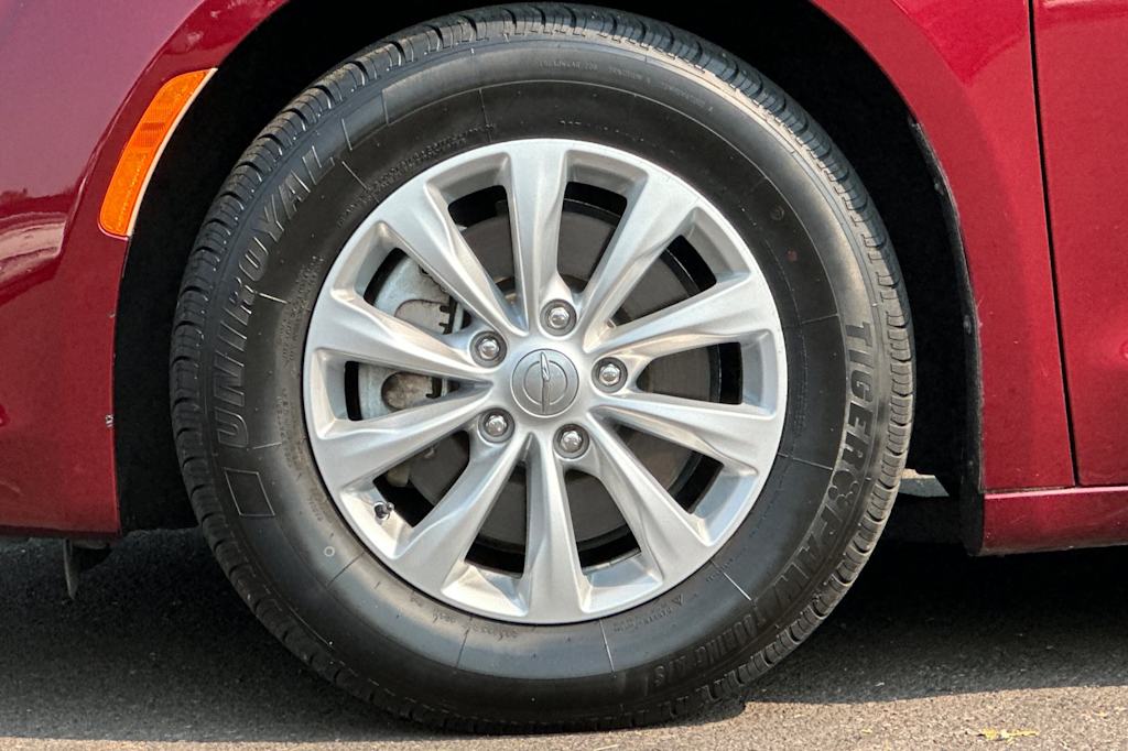 Thumbnail: 2017 Chrysler Pacifica - 8