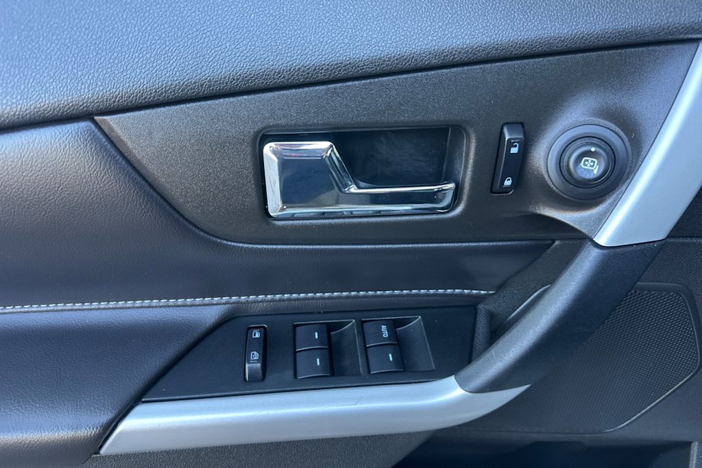 Thumbnail: 2013 Ford Edge - 21