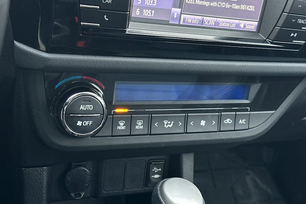 Thumbnail: 2015 Toyota Corolla - 23