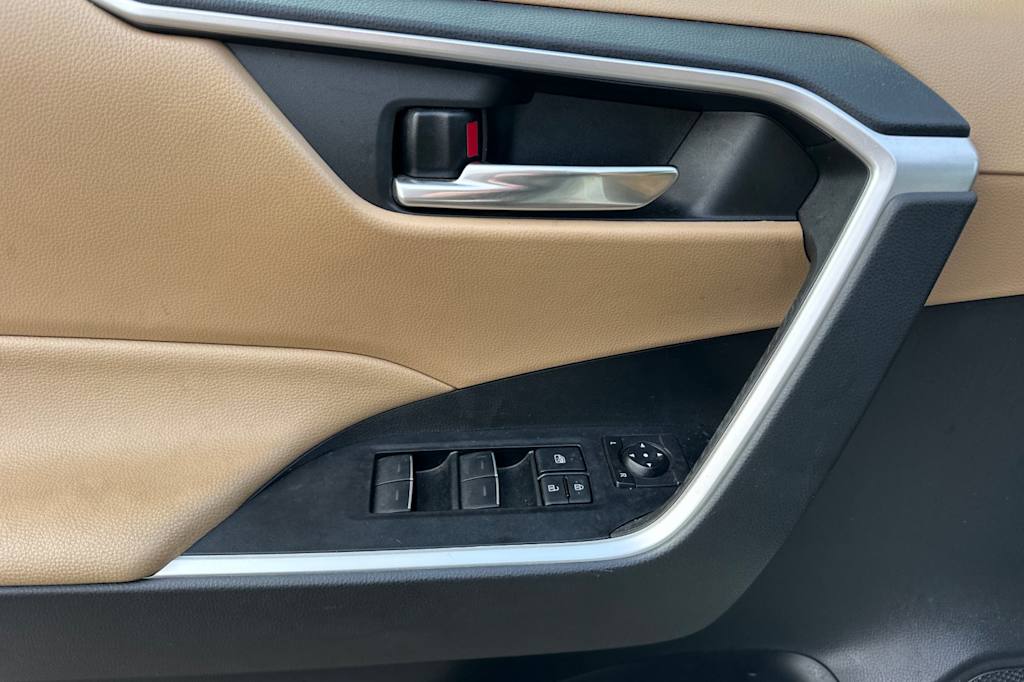 Thumbnail: 2022 Toyota RAV4 - 20