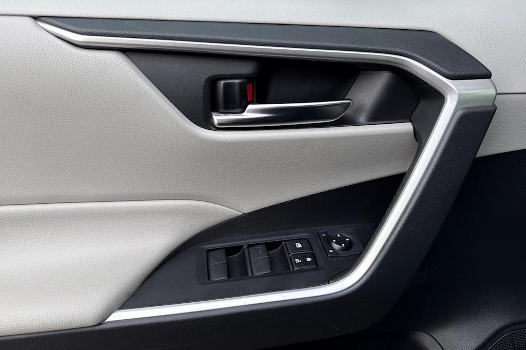 Thumbnail: 2020 Toyota RAV4 - 21