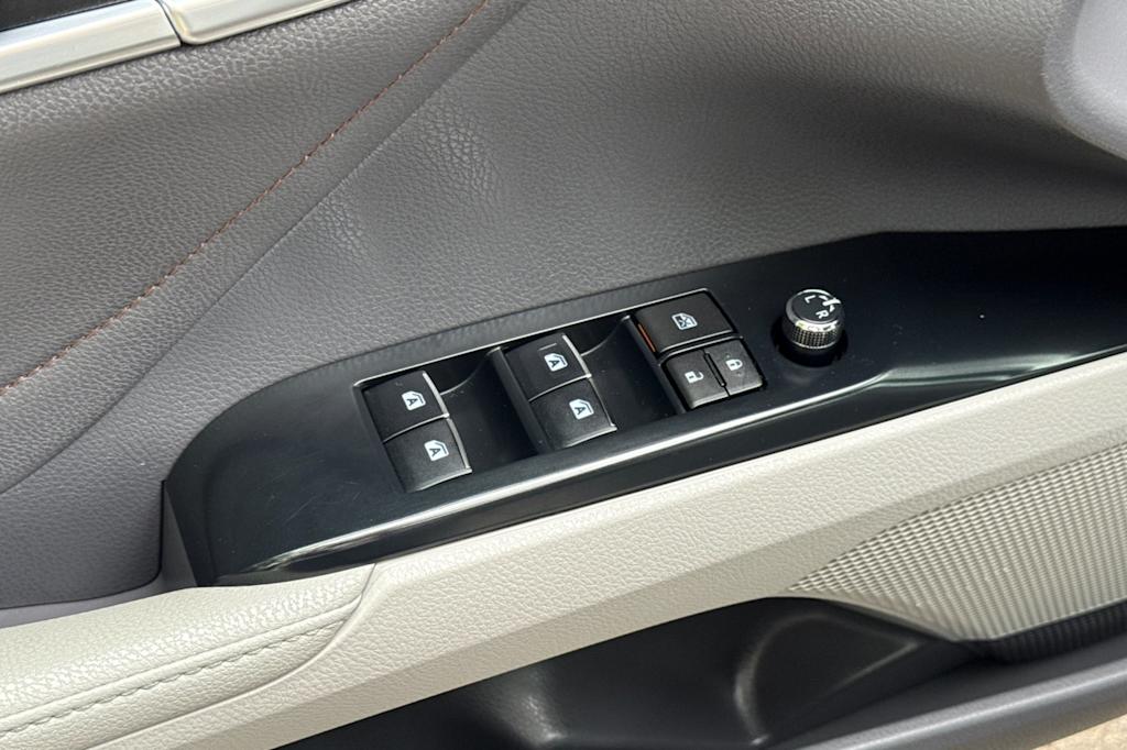 Thumbnail: 2018 Toyota Camry - 21
