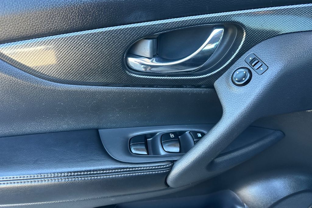 Thumbnail: 2016 Nissan Rogue - 21