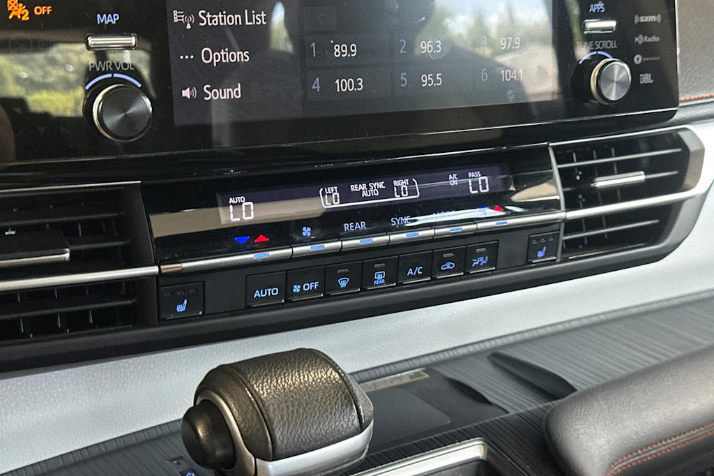 Thumbnail: 2022 Toyota Sienna - 27