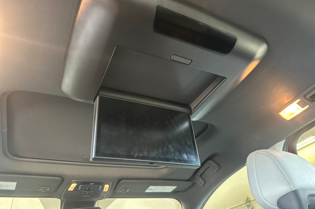 Thumbnail: 2022 Toyota Sienna - 23