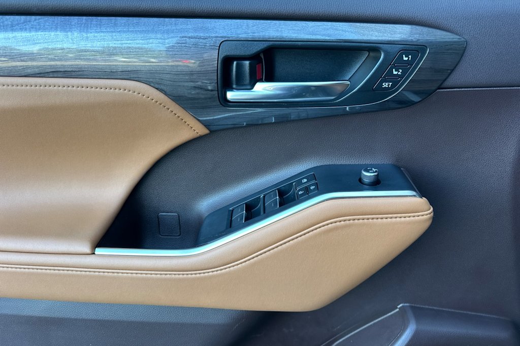 Thumbnail: 2022 Toyota Highlander - 22