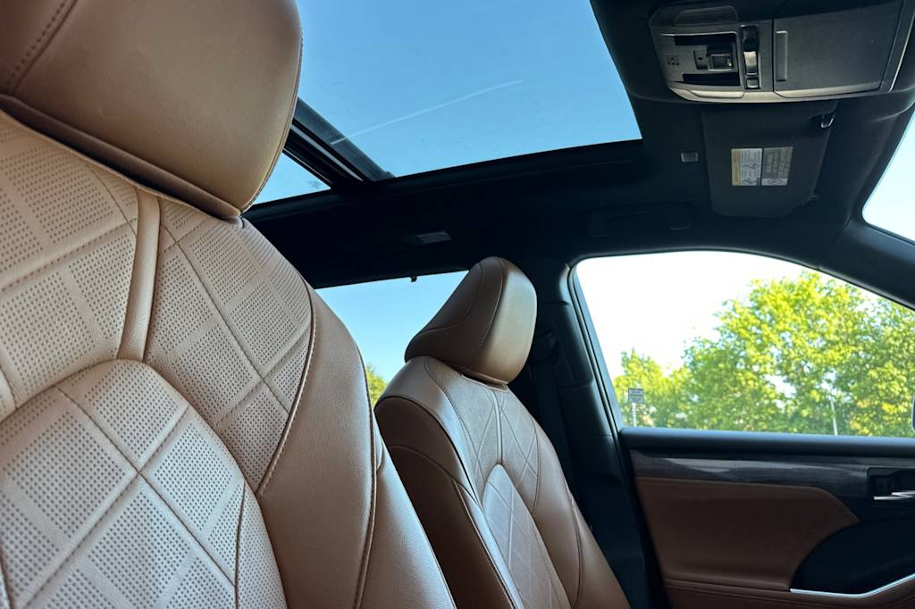 Thumbnail: 2022 Toyota Highlander - 24