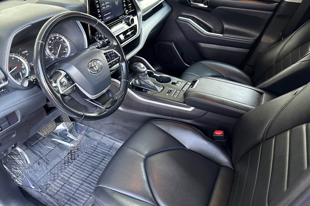 Thumbnail: 2022 Toyota Highlander - 10