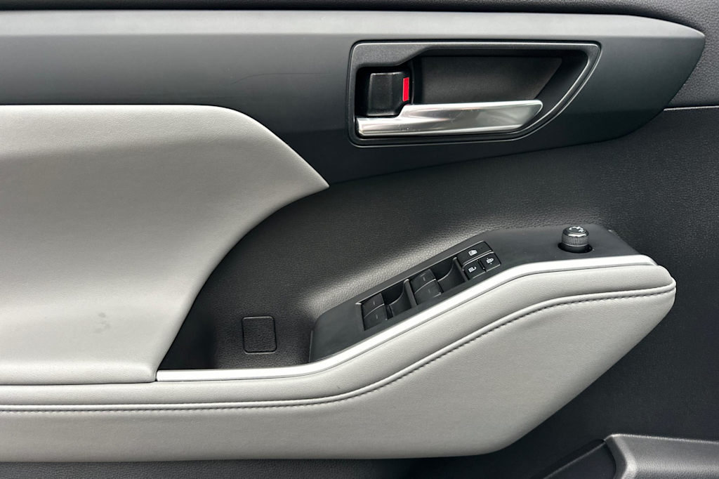 Thumbnail: 2022 Toyota Highlander - 21