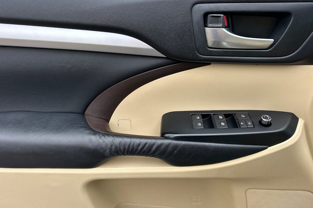 Thumbnail: 2015 Toyota Highlander - 21