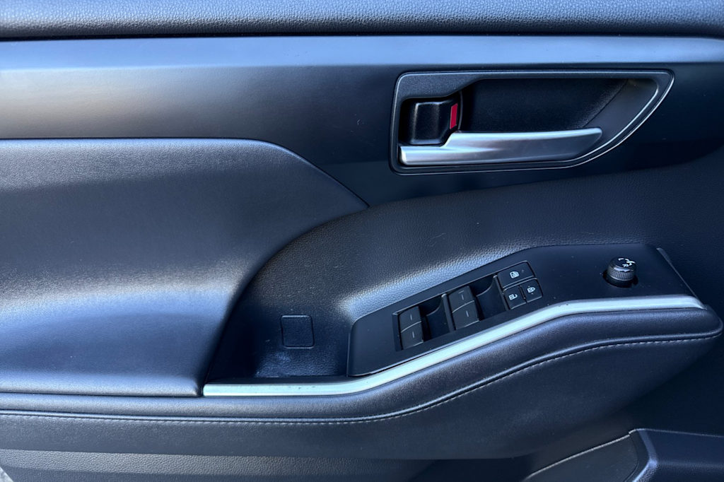Thumbnail: 2021 Toyota Highlander - 21