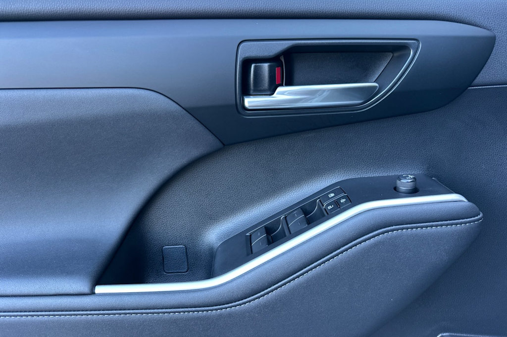 Thumbnail: 2023 Toyota Highlander - 22