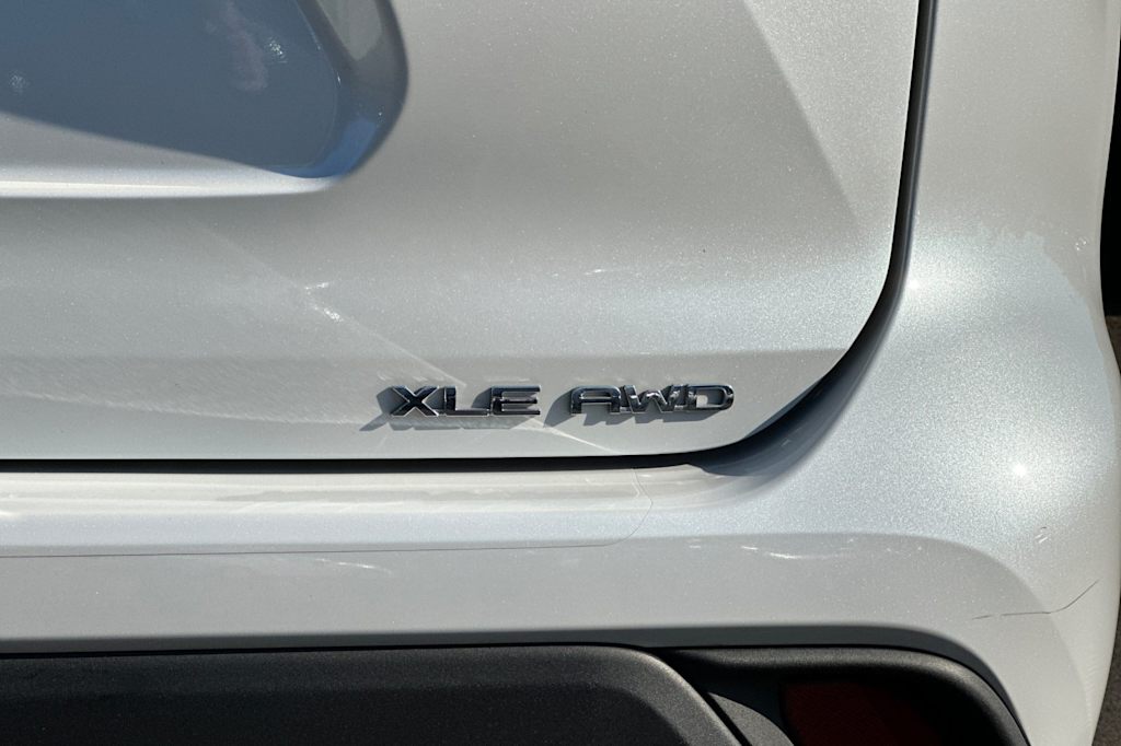 Thumbnail: 2023 Toyota Highlander - 7