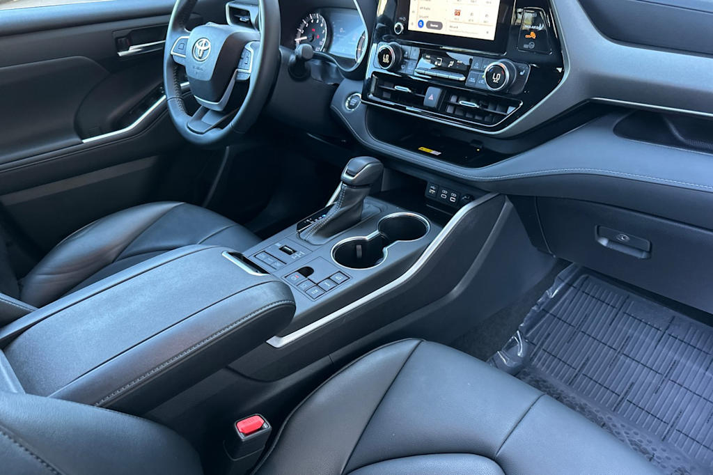 Thumbnail: 2023 Toyota Highlander - 12