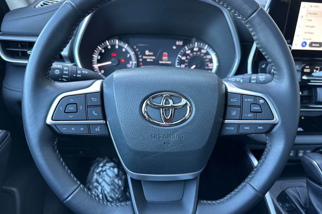 Thumbnail: 2023 Toyota Highlander - 28