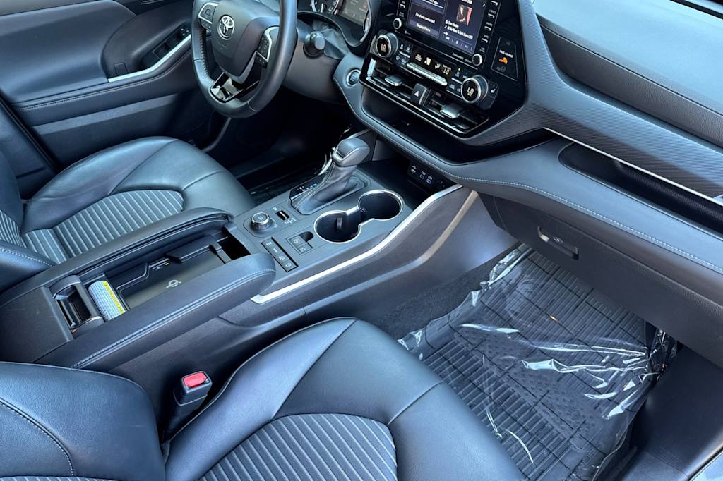 Thumbnail: 2022 Toyota Highlander - 10