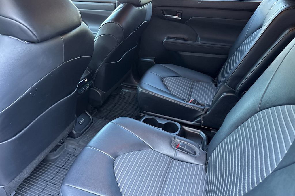 Thumbnail: 2022 Toyota Highlander - 11
