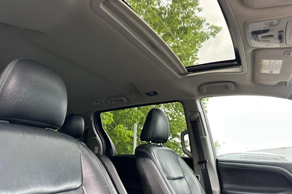 Thumbnail: 2015 Toyota Sienna - 24