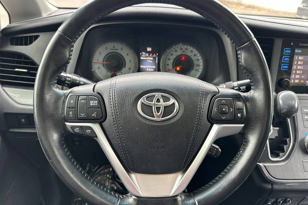 Thumbnail: 2015 Toyota Sienna - 29
