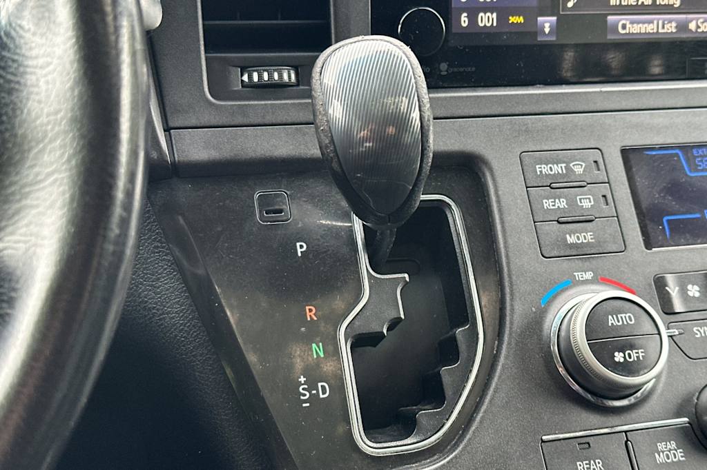 Thumbnail: 2015 Toyota Sienna - 14