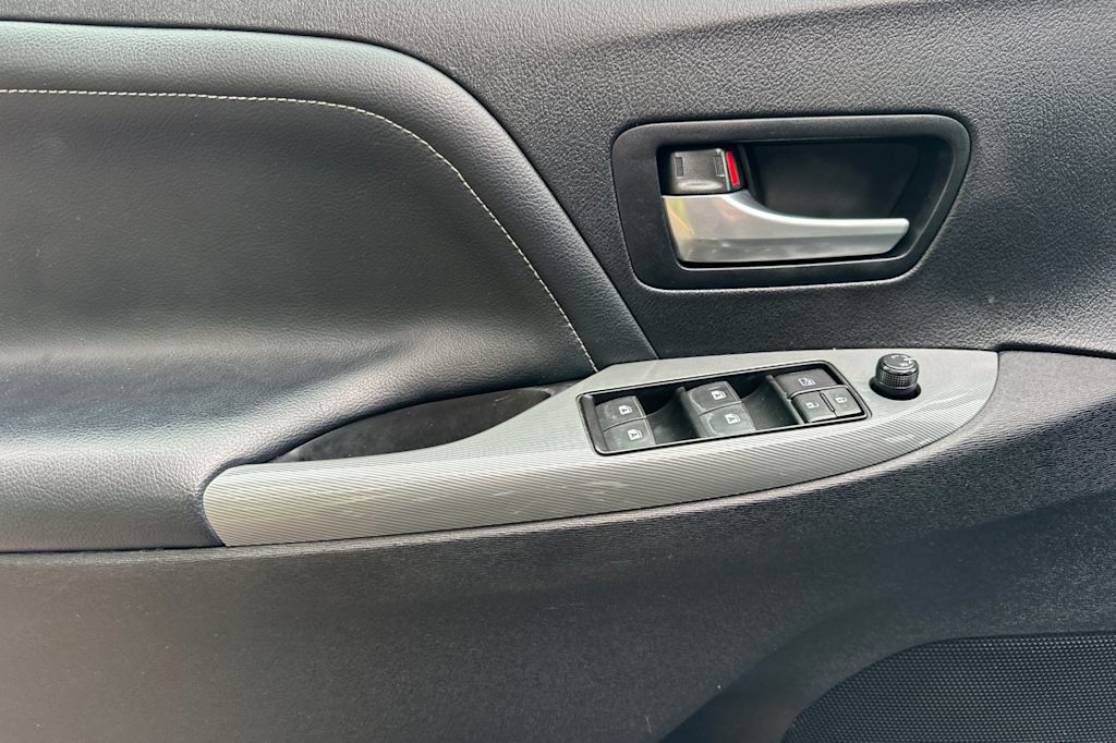 Thumbnail: 2015 Toyota Sienna - 21