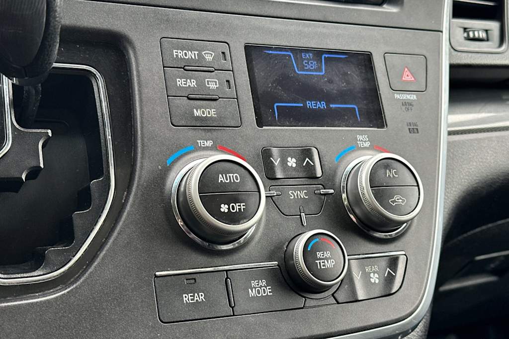 Thumbnail: 2015 Toyota Sienna - 27