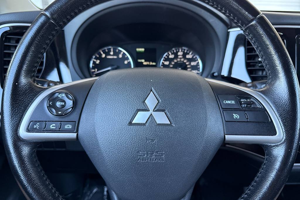 Thumbnail: 2015 Mitsubishi Outlander - 27