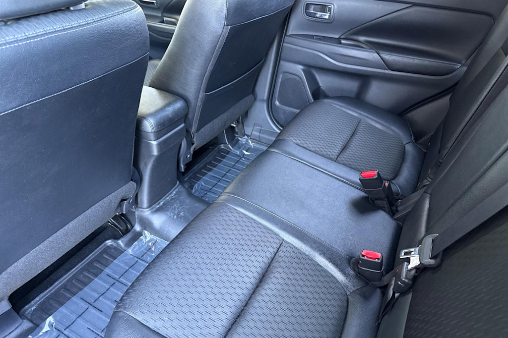 Thumbnail: 2015 Mitsubishi Outlander - 10